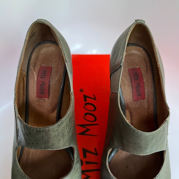 MIZ MOOZ Simone Leather Mary Jane Pumps Gray Sz 6 - Picture 2 of 13